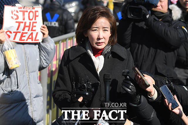 나경원 국민의힘 의원이 3일 오전 경기 의왕시 서울구치소에서 윤석열 대통령 접견을 마친 후 입장을 밝히고 있다. /의왕=장윤석 기자