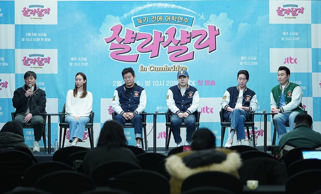 정승일·정윤아 PD와 배우 성동일 김광규 엄기준 신승환(왼쪽부터)이 3일 오후 2시 서울 마포구 스탠포드호텔에서 열린 JTBC 새 예능 프로그램 늦기 전에 어학연수-샬라샬라 제작발표회에서 이야기를 나누고 있다. /JTBC