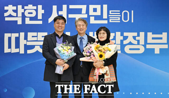 사진은 표창을 받은 이봉선 동강대 교수(사진 왼쪽)와 김주연 풍망동 33통장(사진 오른쪽) 이 김이강 서구청장(사진 가운데)과 기념사진을 찍고 있다./광주 서구