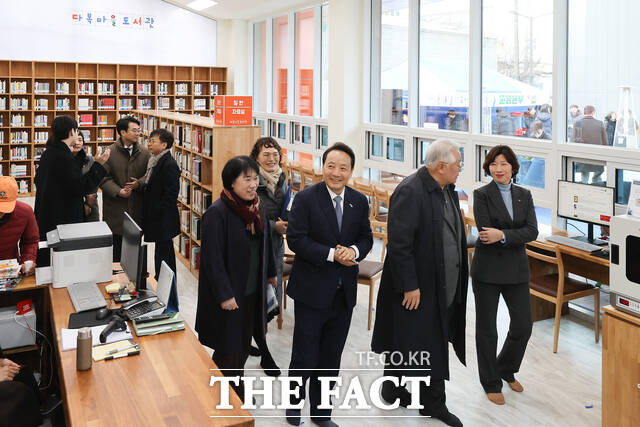 광주 동구 지산2동 다복마을 도서관이 개관식을 가졌다. 사진은 다복마을 도서관 개관식 모습 /광주 동구