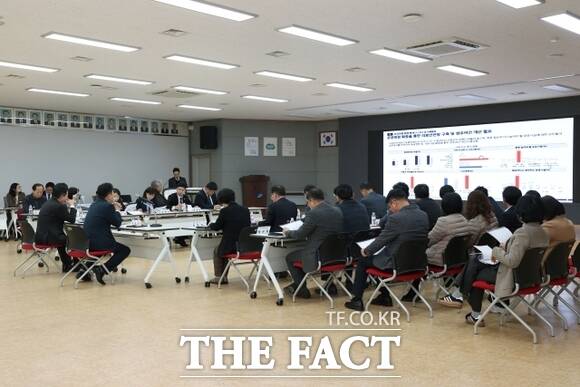 경기 가평군이 최근 개최한 ‘가평군 공공의료기관 구축 타당성조사 용역’ 최종보고회의 모습. 가평군은 오는 2028년까지 청평면 청평리에 군립의원을 건립할 계획이다./가평군