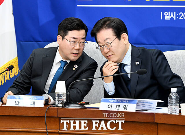 이재명 더불어민주당 대표가 3일 국회에서 행복하고 정의로운 대한민국, 반도체특별법 노동시간 적용 제외 어떻게?라는 주제로 열린 정책 디베이트에 참석해 특별법 중 합의되지 못한 부분이 바로 근로시간 문제라며 양측 입장은 물론 당내에서도 입장이 완전히 갈린다고 언급했다. /배정한 기자