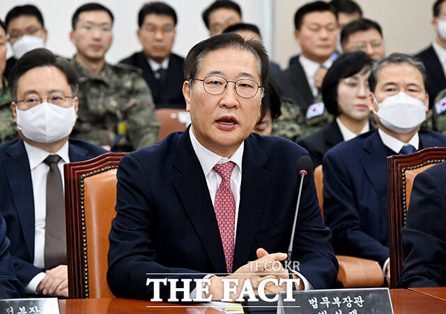 12.3 비상계엄 사태를 수사하는 검찰이 박성재 법무부 장관으로부터 계엄 선포 전 국무회의 당시 비상계엄을 찬성한 국무위원은 없다는 진술을 확보했다. 박성재 법무부 장관이 지난 22일 오전 서울 여의도 국회에서 열린 윤석열정부의 비상계엄선포를 통한 내란혐의 진상규명 국정조사특별위원회(국조특위) 청문회에 참석해 질의에 답변을 하고 있다./배정한 기자