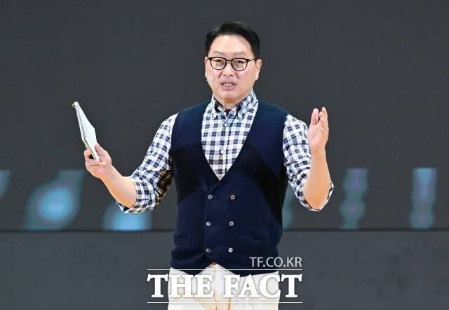 최태원(사진) SK그룹 회장이 샘 올트먼 오픈AI 최고경영자와 만나 AI 협력방안을 논의한다. /더팩트 DB