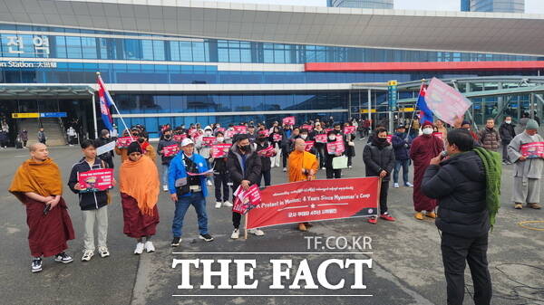 미얀마 시민들이 지난 1일 대전역 서광장에서 집회를 열고 미얀마 군부 독재에 대해 비판하며 한국 시민들의 관심을 촉구했다./정예준 기자