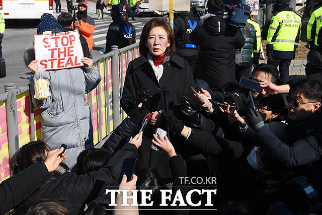 나경원 국민의힘 의원이 3일 오후 경기 의왕시 서울구치소에서 윤석열 대통령 접견을 마친 후 입장을 밝히고 있다. /의왕=장윤석 기자