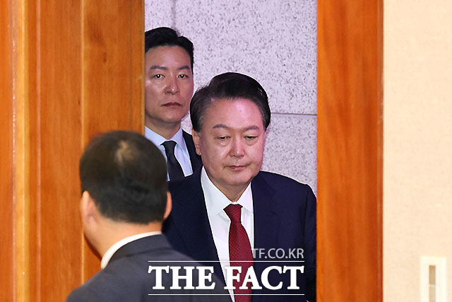 탄핵심판 변론 출석하는 윤석열 대통령 뒤 김성훈 경호차장 윤석열 대통령이 지난 21일 오후 서울 종로구 헌법재판소에서 열린 탄핵심판 3차 변론에 김성훈 대통령 경호처 차장의 경호를 받으며 출석하고 있다. /더팩트 DB