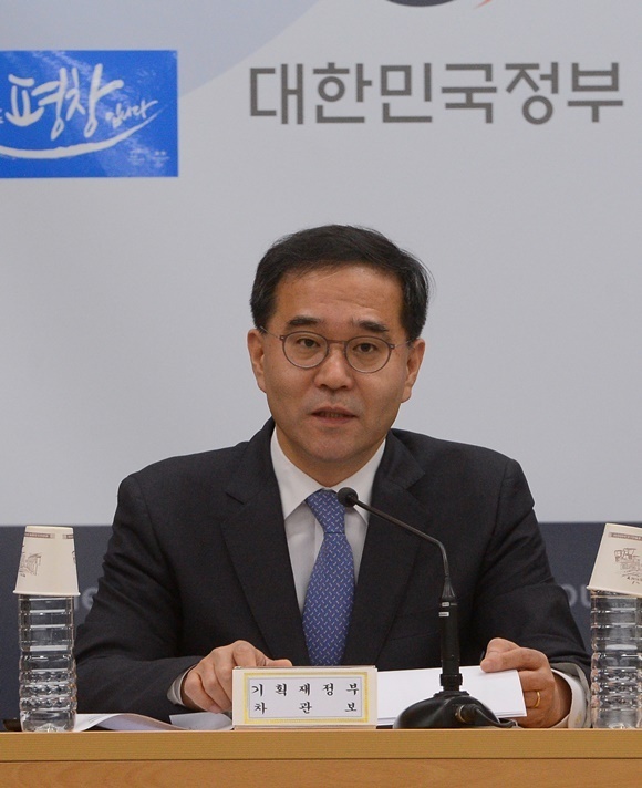 NH농협금융지주는 3일 임원후보추천위원회(임추위)를 열고 이찬우 전 금융감독원 수석부원장을 신임 대표이사 회장 후보로 최종 추천했다. /뉴시스