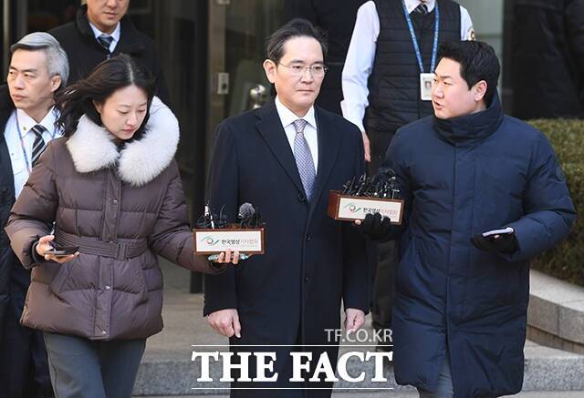 이재용 삼성전자 회장이 3일 서울 서초구 서울고등법원에서 열린 자본시장과 금융투자업에 관한 법률 위반 항소심 선고공판에서 무죄를 선고받은 후 법정을 나서고 있다. /장윤석 기자