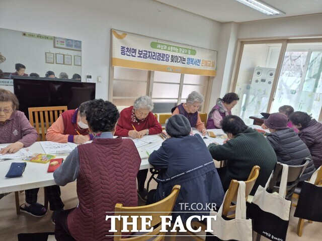 서천군이 배움의 기회를 놓친 성인을 대상으로 문해교실을 운영하며 참가자들이 교육 프로그램에 참여하고 있다. / 서천군