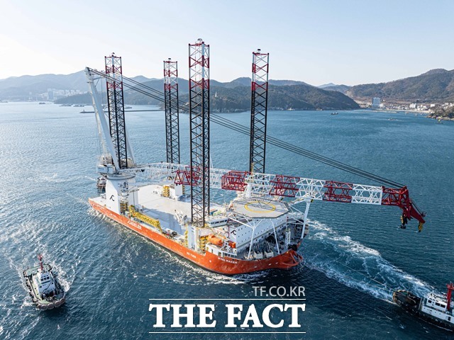 한화오션은 3일 대형 해상풍력발전기 설치선(WTIV)을 예정된 인도 시기보다 한 달 앞당겨 조기 인도했다고 밝혔다. 한화오션이 건조한 대형 해상풍력발전기 설치선(WTIV) 시운전 모습 /한화오션