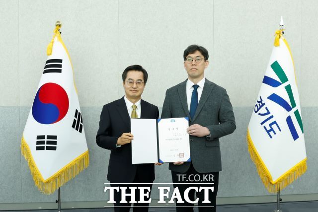 김동연 경기도지사(왼쪽)가 허승범 기획조정실장 직무대리에게 임명장을 수여하고 기념 촬영을 하고 있다. /경기도