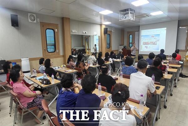 대전일자리경제진흥원이 3일 지역경제 활성화와 전통시장 상인들의 경쟁력 제고를 위한 맞춤형 교육프로그램을 운영한다. 사진은 지난해 진행된 전통시장 상인 역량강화 교육 추진 모습 /대전일자리경제진흥원