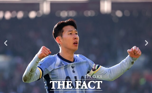 토트넘의 캡틴 손흥민이 2일 브렌트포드와 2024~2025 EPL 24라운드 원정경기에서 전반 29분 왼쪽 코너킥으로 상대 수비수의 자책골을 유도한 뒤 기뻐하고 있다./EPL