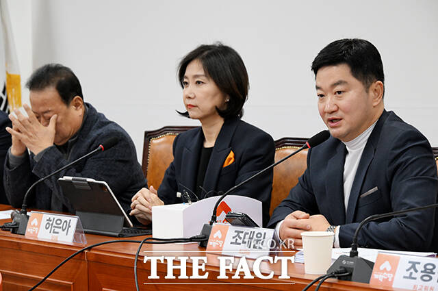 모두발언 하는 조대원 최고위원(오른쪽).