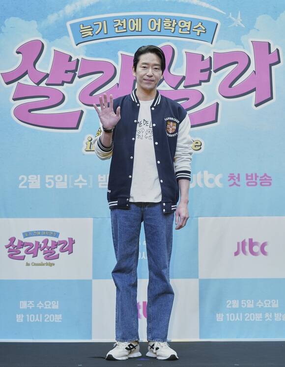 배우 엄기준이 3일 오후 2시 서울 마포구 스탠포드호텔에서 열린 JTBC 새 예능 프로그램 늦기 전에 어학연수-샬라샬라 제작발표회에서 포즈를 취하고 있다. /JTBC