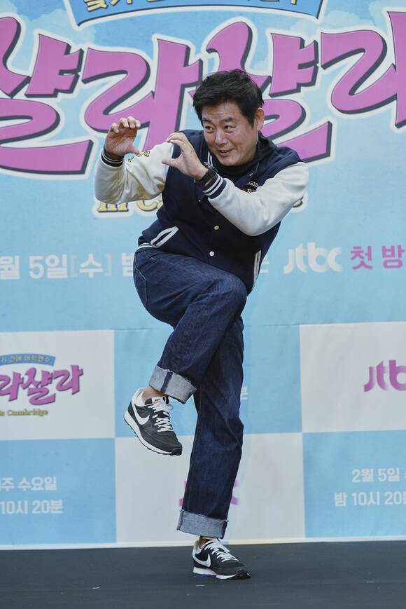 배우 성동일이 3일 오후 2시 서울 마포구 스탠포드호텔에서 열린 JTBC 새 예능 프로그램 늦기 전에 어학연수-샬라샬라 제작발표회에서 포즈를 취하고 있다. /JTBC