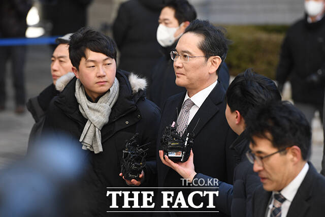 이재용 삼성전자 회장이 3일 오후 서울 서초구 서울중앙지방법원에서 열린 경영권 불법 승계 의혹 자본시장과금융투자업에관한법률위반등 항소심 선고 공판에 출석하고 있다. /장윤석 기자