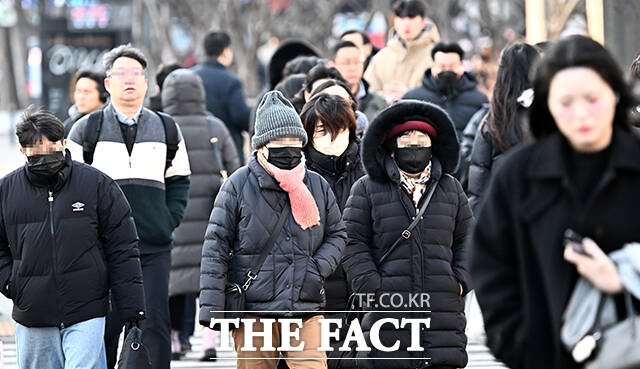 봄이 시작된다는 입춘인 3일 오전 아침 최저기온이 영하 12도를 기록하는 한파가 찾아온 가운데 서울 광화문 거리의 직장인들이 몸을 웅크린채 출근을 하고 있다. /임영무 기자