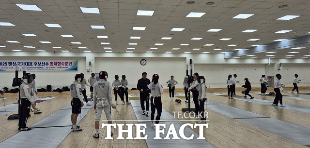 대한민국 펜싱 국가대표 후보선수들이 전북 익산 반다비체육센터에서 3일 훈련에 매진하고 있다. /익산시