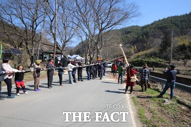 사진은 지난해 동북면 가수리 짐대 세우기 행사 모습./화순군