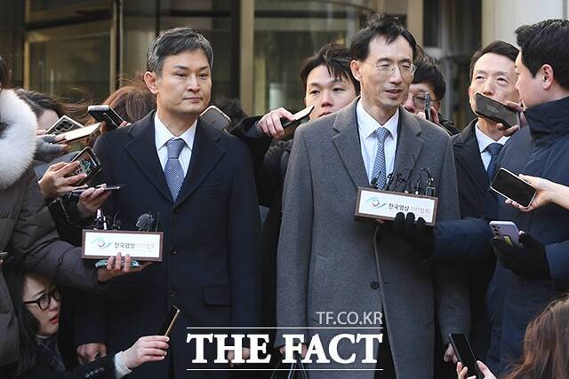 이재용 삼성전자 회장의 변호인단이 선고공판이 끝난 후 취재진의 질문에 답하고 있다. /장윤석 기자