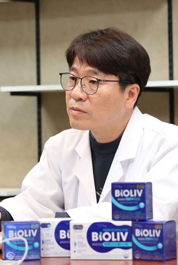 최일동 hy 미래성장센터 신성장팀 팀장이 <더팩트> 취재진의 질문을 듣고 있다. /hy