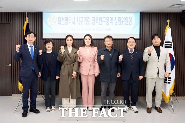 대전 서구의회는 3일 서구의회 간담회장에서 서구의회 의원연구단체가 수행한 정책연구용역 결과를 평가하고 활용에 관한 사항을 심의하기 위해 정책연구용역 심의위원회를 개최했다. /서구의회