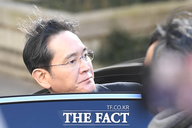 법원이 또다시 부당합병·회계부정 의혹을 받던 이재용 삼성전자 회장의 손을 들어줬다. 이재용 삼성전자 회장이 3일 오후 서울 서초구 서울고등법원에서 열린 경영권 불법 승계 의혹 자본시장과금융투자업에관한법률위반등 항소심 선고공판에서 무죄를 선고받은 후 법정을 나서고 있다. /장윤석 기자