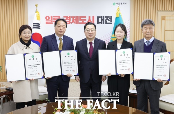 이장우 대전시장이 3일 민선8기 비상임특보들에게 위촉장을 수여하고 기념촬영을 하고 있다. 왼쪽부터 김소연 변호사, 이선용 전 서구의회의장, 이장우 대전시장, 김유진 대청넷 공동대표, 박세용 전 대한노인회 서구지회장./대전시