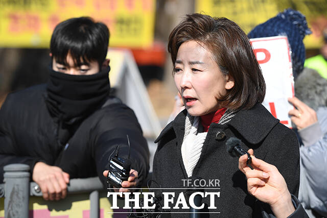 윤석열 대통령의 면회가 허용되자 참모진을 필두로 여당 의원들까지 접견이 이어지고 있다. 나경원 국민의힘 의원이 3일 오전 경기 의왕시 서울구치소에서 윤석열 대통령 접견을 마친 후 입장을 밝히고 있다. /장윤석 기자