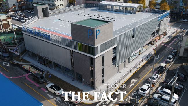 고창읍 공영주차타워가 군민들의 주차 편의 증진을 위해 1일부터 유료화를 실시하고 있다. /고창군