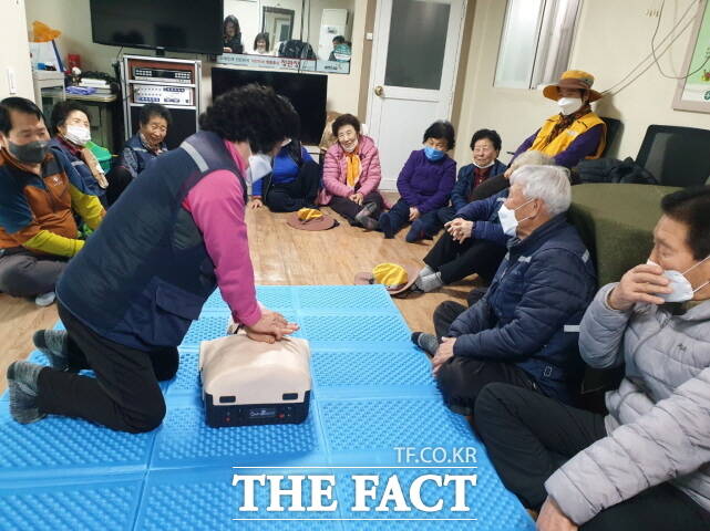 논산시가 지난해 펼친 노인일자리사업의 한 장면. /논산시