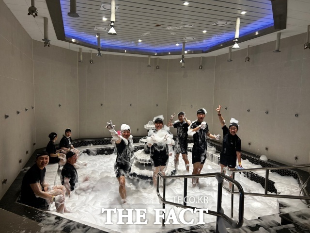 완도해양치유센터가 국내 최초로 개관해 웰니스 관광지로 떠오르며 연휴 기간 문전성시를 이뤘다. 사진은 지난달 31일 완도해양치유센터 해조류 거품 테라피를 이용하는 대만 관광객들 모습 /완도군