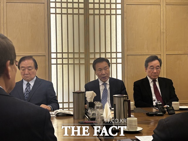 손학규 전 바른미래당 대표(가운데)가 3일 서울 여의도 한 식당에서 열린 전 국회의장·국무총리·당대표들로 구성된 나라를 걱정하는 원로모임 3차 간담회에서 발언하고 있다. /여의도=이하린 기자