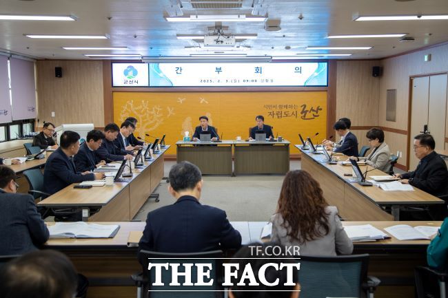 강임준 시장이 3일 설 연휴가 끝나고 열린 정례회의에 실질적이고 가시적 성과를 내는 한 해가 되도록 최선을 다해달라고 당부하고 있다. /군산시