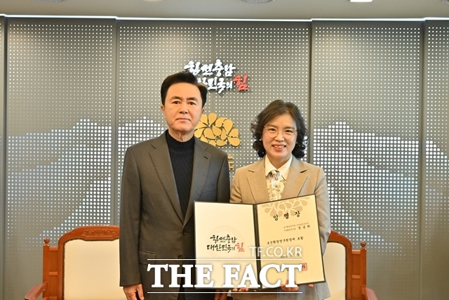 3일자로 제16대 충남도보건환경연구원장에 임명된 정금희(오른쪽) 씨가 김태흠 도지사와 기념촬영하고 있다. /충남도