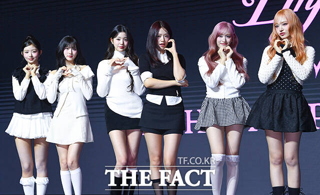 그룹 아이브의 레이와 가을, 장원영, 안유진, 이서, 리즈(왼쪽부터)가 3일 오후 서울 영등포구 콘래드호텔에서 열린 세 번째 EP 앨범 아이브 엠파시(IVE EMPATHY) 발매 기념 기자간담회에 참석해 포즈를 취하고 있다. /서예원 기자