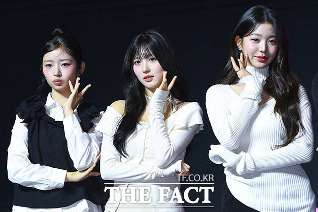 그룹 아이브의 레이와 가을, 장원영(왼쪽부터)이 3일 오후 서울 영등포구 콘래드호텔에서 열린 세 번째 EP 앨범 아이브 엠파시(IVE EMPATHY) 발매 기념 기자간담회에 참석해 포즈를 취하고 있다. /서예원 기자