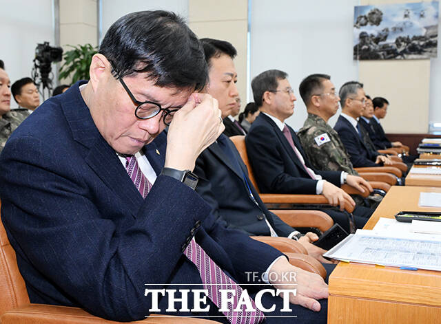 이창용 한국은행 총재(왼쪽)가 4일 오전 서울 여의도 국회에서 열린 윤석열 정부의 비상계엄 선포를 통한 내란 혐의 진상규명 국정조사 특별위원회 전체회의에 참석하고 있다. /국회=배정한 기자
