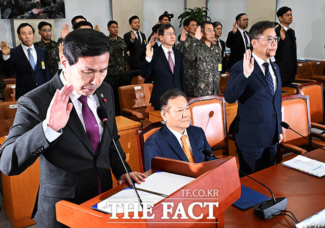 이상민 전 행정안전부 장관(가운데)이 4일 오전 서울 여의도 국회에서 열린 윤석열 정부의 비상계엄 선포를 통한 내란 혐의 진상규명 국정조사 특별위원회 전체회의에 참석해 증인 선서를 거부하고 있다. /국회=배정한 기자