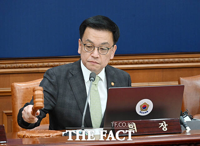 최상목 대통령 권한대행 부총리 겸 기획재정부 장관(가운데)이 4일 오전 서울 종로구 정부서울청사에서 열린 제5회 국무회의를 주재하고 있다. /기획재정부