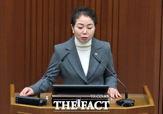 홍나영 세종시의회 의원(비례, 국민의힘)이 4일 시의회 제96회 임시회 제1차 본회의에서 5분 자유발언을 하고 있다. /김형중 기자