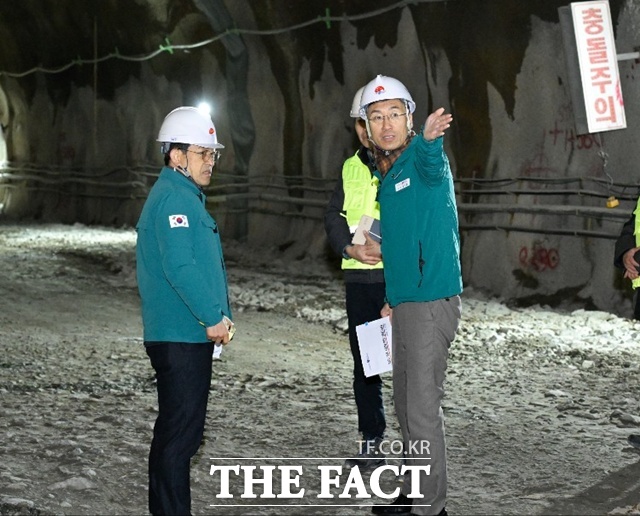 정석원 거제시장 권한대행이 주요사업 추진현황 파악과 해빙기 대비를 위한 사업장 현장점검을 하고 있다./거제시