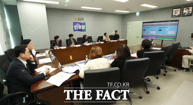 경기도의회 더불어민주당 대표단이 지난 3일 교섭단체 회의실에서 경기교육 현안과 관련한 간담회를 열고 있다./경기도의회