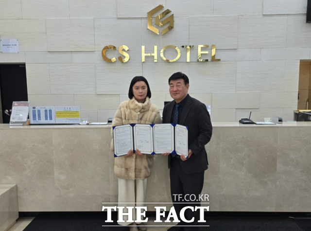 4일 광주 서구 치평동 CS관광호텔에서 더팩트광주전남 주식회사와 CS관광호텔이 업무협약을 체결한 뒤 양사 관계자들이 기념사진을 찍고 있다./광주=이종행 기자