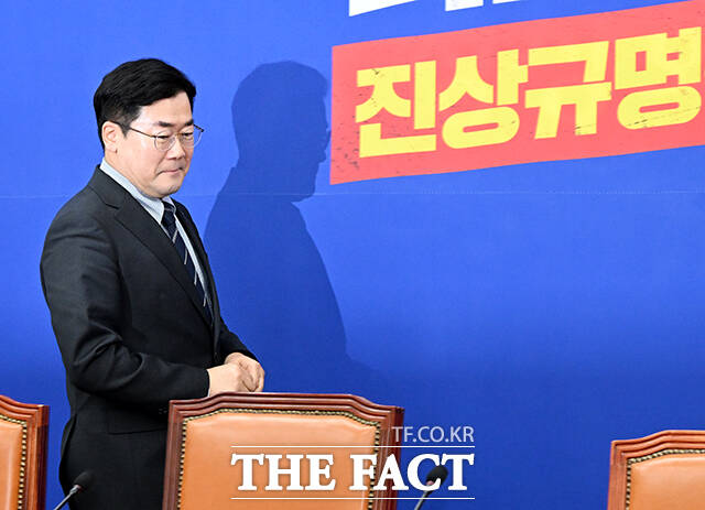 박찬대 더불어민주당 원내대표는 내란수괴 윤석열과 국민의힘, 광기 어린 극우세력의 망국적 준동이 점입가경이라고 질타했다. 윤석열 대통령이 국민의힘 지도부에 전달한 발언을 두고는 쓰레기 발언이라고 평가했다. /배정한 기자
