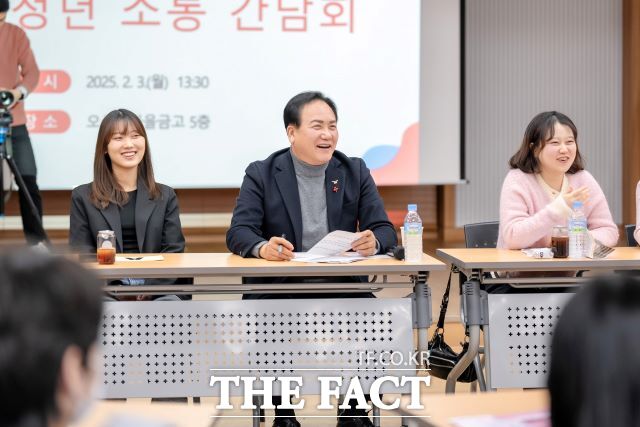 '청년과의 소통 간담회'에 참석한 이권재 오산시장이 활짝 웃고 있다./오산시
