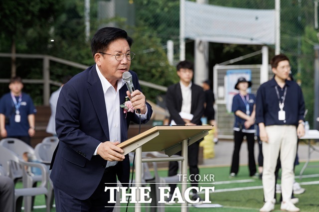 2024년 9월 7일 열린 유아축구 리그전에서 박강수 마포구청장이 대회에 참가한 아동들을 격려하고 있다./마포구