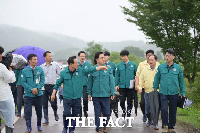 백성현 논산시장이 지난해 호우피해 당시 논산천을 찾은 김태흠 충남도지사에게 설명하고 있다. /논산시
